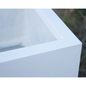 Detailansicht: Rechteckiger, perlmutt-weißer Fiberglas Pflanzkübel (100x40x50cm).