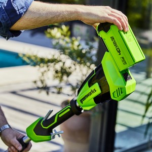 Greenworks Akku-Teleskop-Heckenschere G40PHA 40V Solo mit eingesetztem Akku.