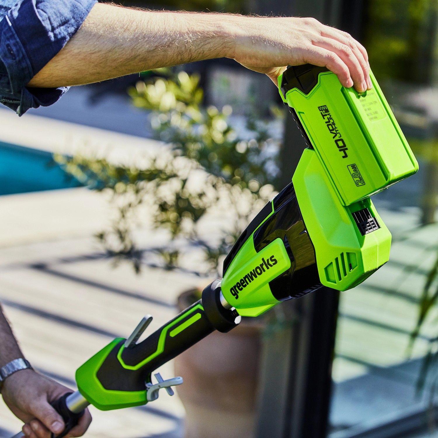 Greenworks Akku-Teleskop-Heckenschere G40PHA 40V Solo mit eingesetztem Akku.