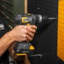 Texas 20V Akku-Schlagbohrmaschine IDX2000 beim Schrauben in eine Wand.