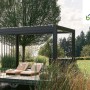 Biohort Sonnenschutzrollo elektrisch, 3 m, dunkelgrau-metallic, an Terrassenüberdachung.
