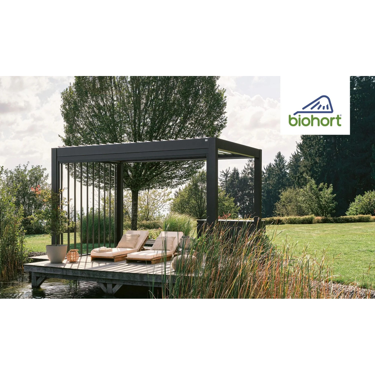 Biohort Sonnenschutzrollo elektrisch, 3 m, dunkelgrau-metallic, an Terrassenüberdachung.
