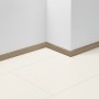 Parador Sockelleiste SL 3 Eiche D088, 40mm hoch, an weißer Wand und Boden.