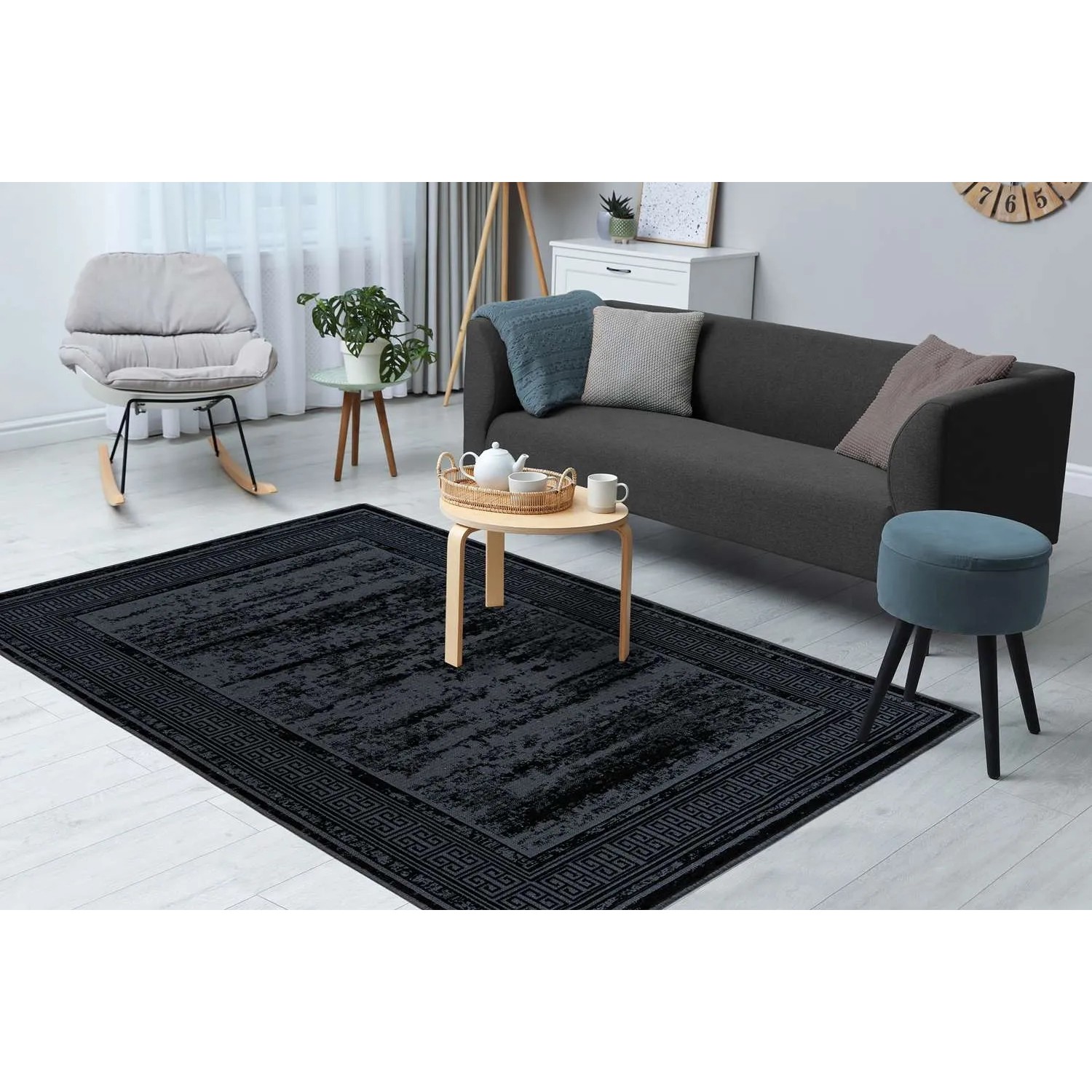 Schwarzer Kurzflor Teppich (80x150 cm) im klassischen, modernen Design mit Reliefstruktur.