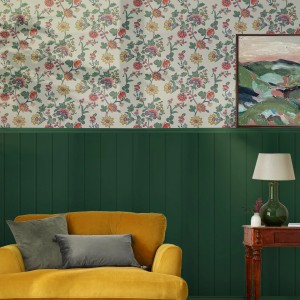 Bunte Joules Vliestapete Vine Cottage Floral mit Blumenmuster im Landhausstil.