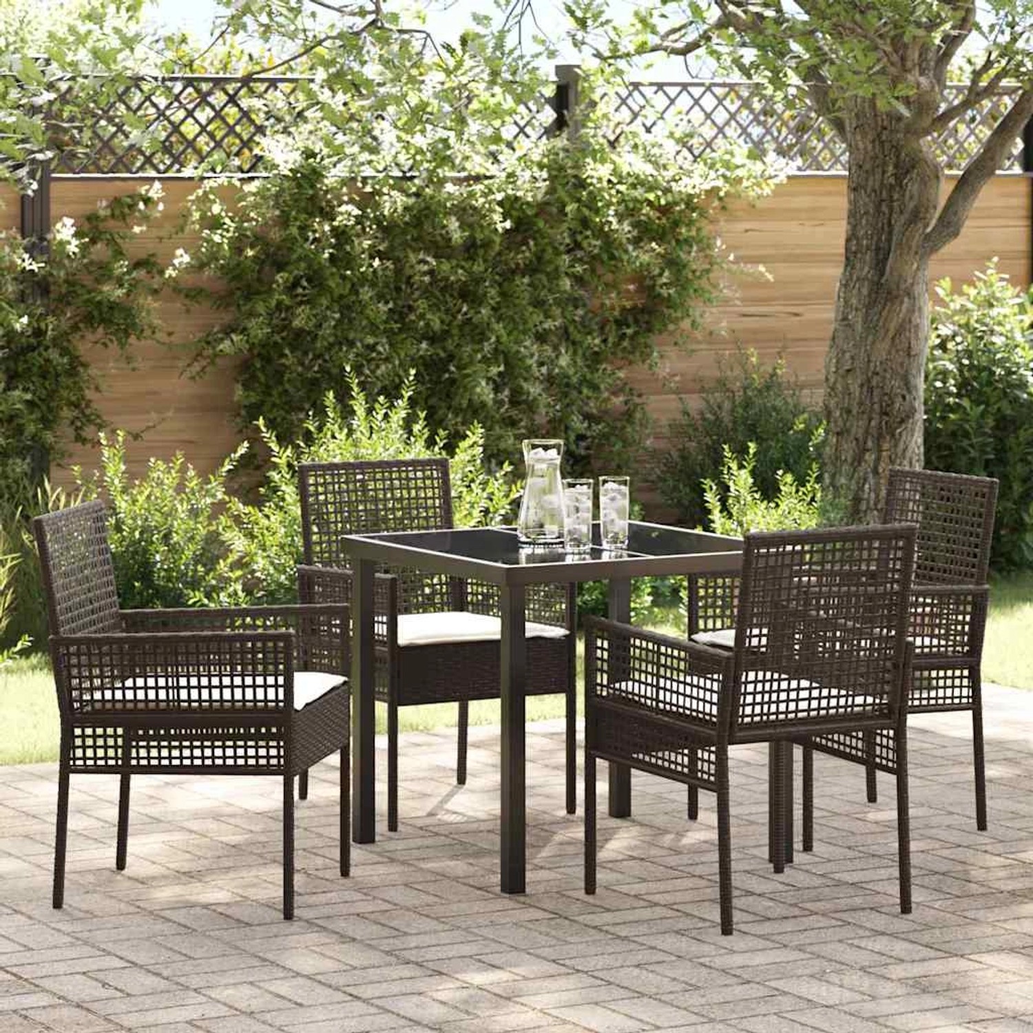5-teiliges Garten Esszimmer Set aus braunem Rattan mit Tisch und 4 Stühlen mit Kissen.