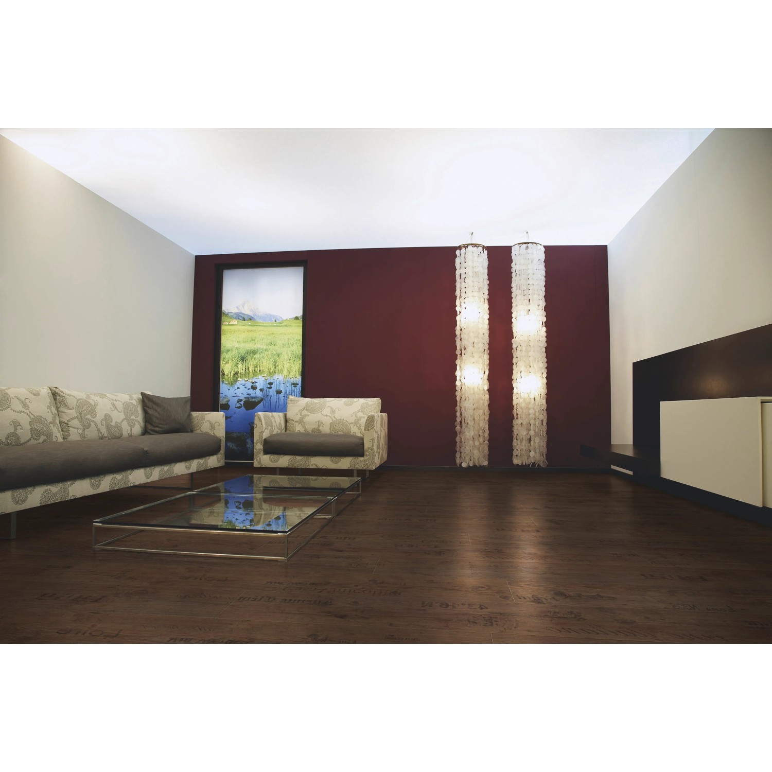 Wohnraum mit Laminatboden Comfort Toscana Flair in Altholzstruktur, dunkle Holzoptik.
