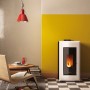 Freepoint Pelletofen Vega, 10,5 kW, Stahl Weiß, mit Automatik in Wohnraum-Szene.