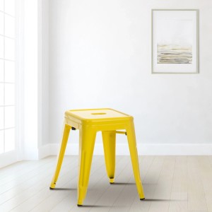 Gelber CLP Hocker Armin aus Metall, stapelbar, modernes Design, auf hellem Holzboden.