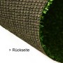 Detailaufnahme der Rückseite des grünen KARAT Kunstrasen Spring Rasenteppichs.