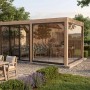Moderne weka Gartenlaube Lumley aus hellem Fichtenholz mit Glas-Schiebetüren und Flachdach, umgeben von Grün.
