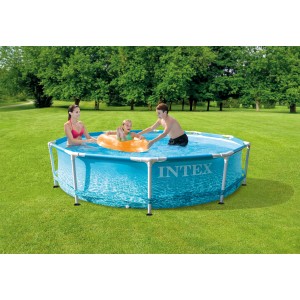 Intex Frame Pool Set Beachside, Ø 305 cm, mit Familie im Garten.