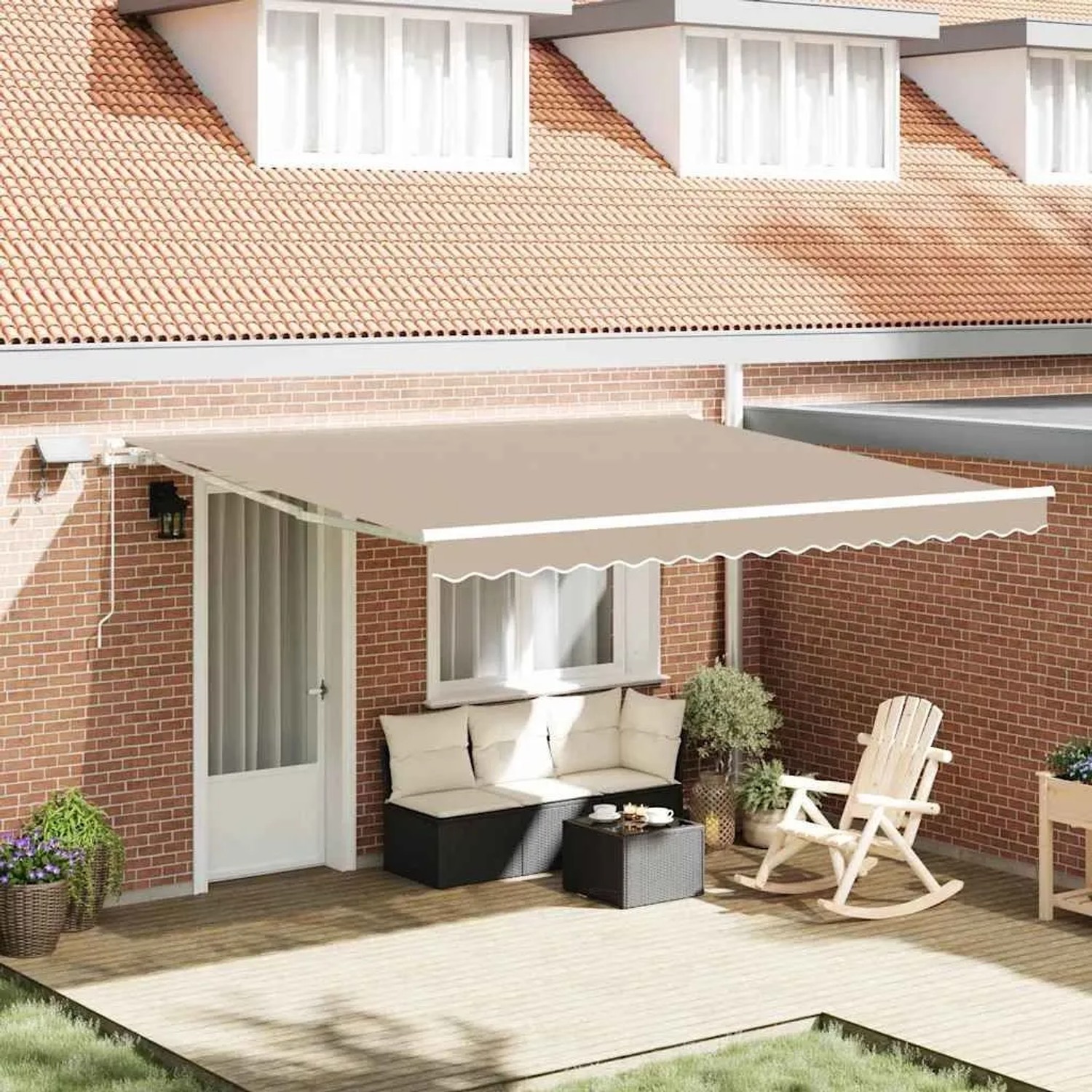 Beige einziehbare Markise (400x300 cm) an Ziegelwand über Terrasse mit Outdoor-Möbeln. Sonnenschutz.