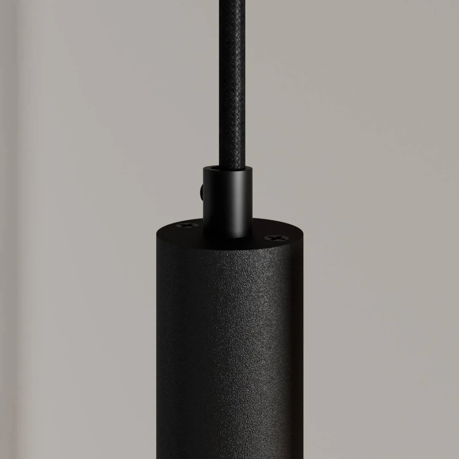Detailaufnahme: Schwarze Arcchio LED Franka Pendelleuchte aus Aluminium, 2-flammig.