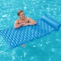 Bestway Luftmatratze Float'n Roll blau im Pool, mit Person. Ideal zum Entspannen und Sonnenbaden auf dem Wasser.