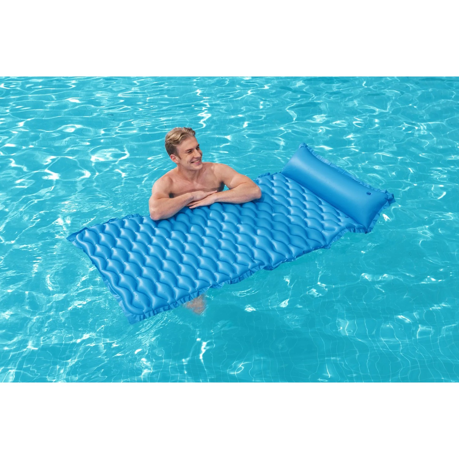 Bestway Luftmatratze Float'n Roll blau im Pool, mit Person. Ideal zum Entspannen und Sonnenbaden auf dem Wasser.