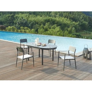 Anthrazitgraue Gartenessgruppe Lottys mit ausziehbarem Aluminiumtisch und 4 Sesseln am Pool auf Holzterrasse.