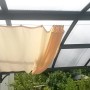 Floracord Vierecksonnensegel in Elfenbein, 330x140 cm, montiert an einer Pergola.