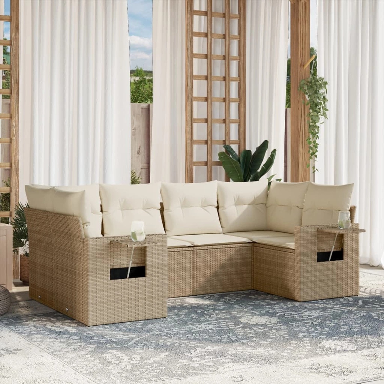 Beige 6-tlg. Garten-Sofagarnitur aus Rattan mit cremefarbenen Kissen. Gemütliche Gartenmöbel für Terrasse und Garten.