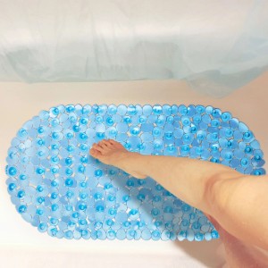 Blaue Relaxdays Badewannenmatte in Steinoptik mit Fuß in Badewanne. Rutschfeste Wanneneinlage, 68x35,5 cm.