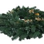 Künstlicher Weihnachtskranz Ø 45cm aus Tanne und Eukalyptus mit goldenen Zapfen und Blättern.