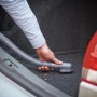 Black+Decker Autosauger ADV1200 in Nutzung: Handstaubsauger reinigt Kofferraum.