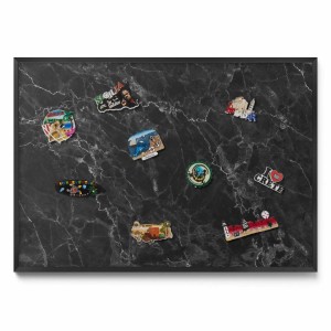 Magnettafel mit schwarzem Marmor-Dekor und schwarzem Rahmen, bestückt mit Urlaubsmagneten.