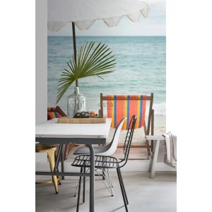 ESTAhome Fototapete Strand-Motiv in Meeresgrün und Orange mit Tisch und Stühlen im Vordergrund.