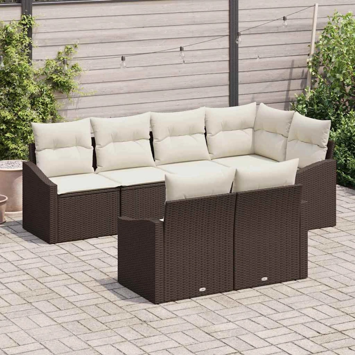 Braunes 7-teiliges vidaXL Garten-Sofa-Set aus Polyrattan mit beigen Kissen.