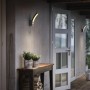 Anthrazitfarbene Philips LED Aussenwandleuchte Splay mit Bewegungsmelder und warmweissem Licht.