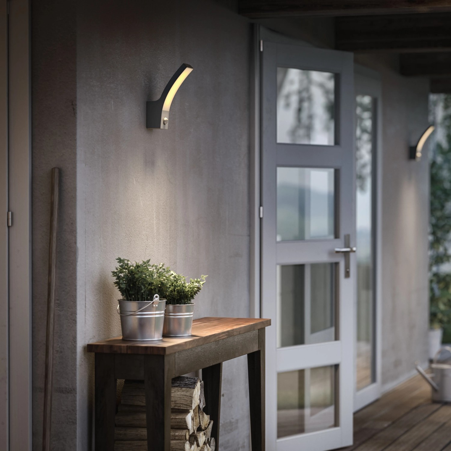 Anthrazitfarbene Philips LED Aussenwandleuchte Splay mit Bewegungsmelder und warmweissem Licht.