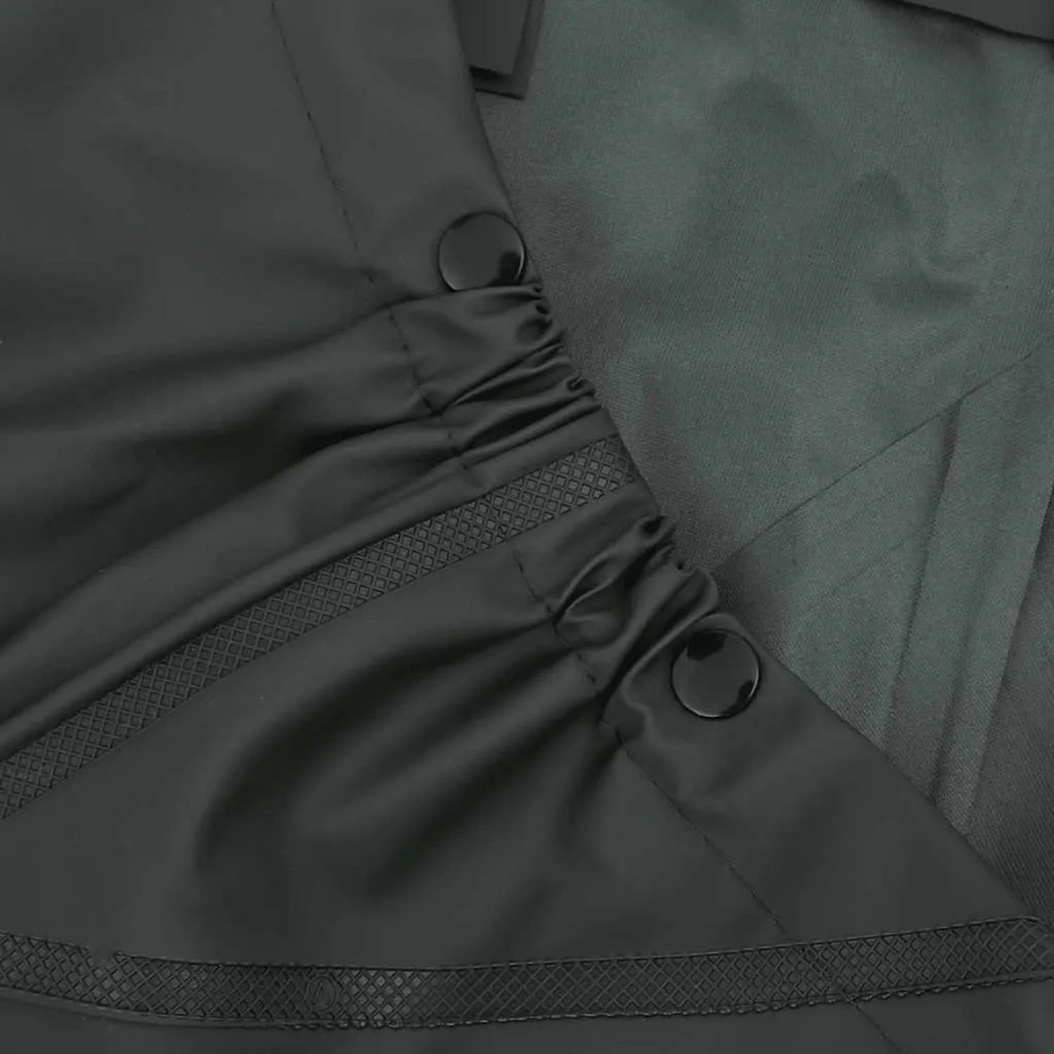 Dunkelgrüne vidaXL Wathose aus PVC-beschichtetem Polyester, Detail mit gerafftem Stoff und schwarzen Knöpfen.