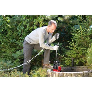 Einhell GC-DP 7835 Schmutzwasserpumpe im Einsatz in einem Brunnen im Garten.