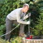 Einhell GC-DP 7835 Schmutzwasserpumpe im Einsatz in einem Brunnen im Garten.