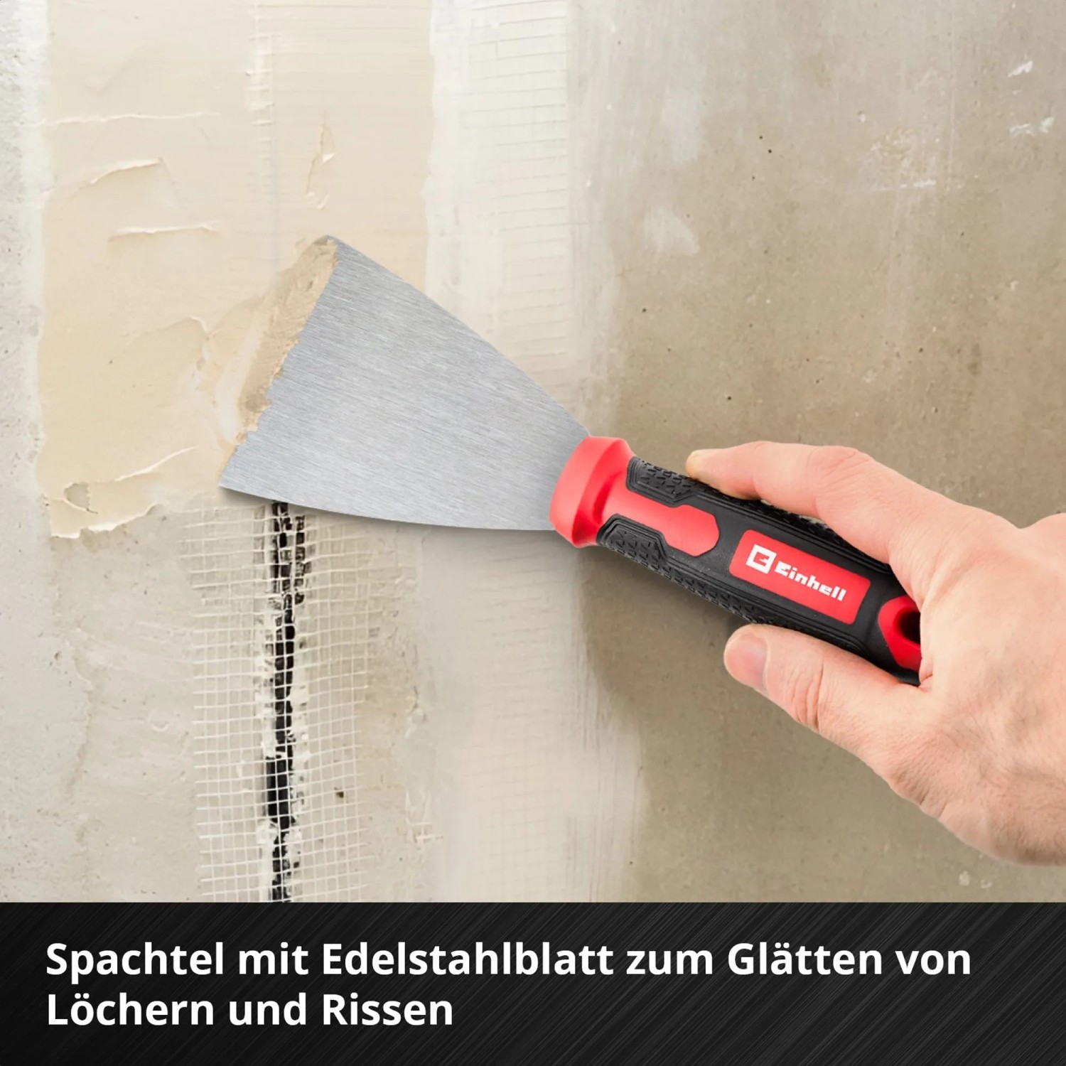 Einhell Spachtel im Einsatz: Glätten von Wand mit Edelstahlblatt. Teil des Werkzeugkoffer Renovierungs-Sets.