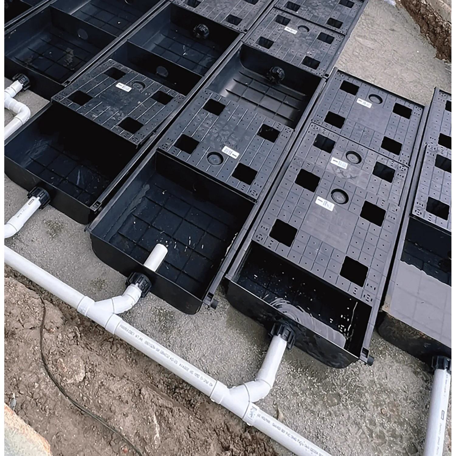 WaterUps Starterset Bewässerungsbox, unterirdisch, 134x47cm, schwarz, mit Zulaufrohr und Überlaufventil.