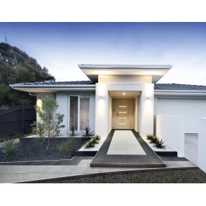 Verlegte Florco Naturstein-Klickfliese Stone Granit vor einem modernen Haus.