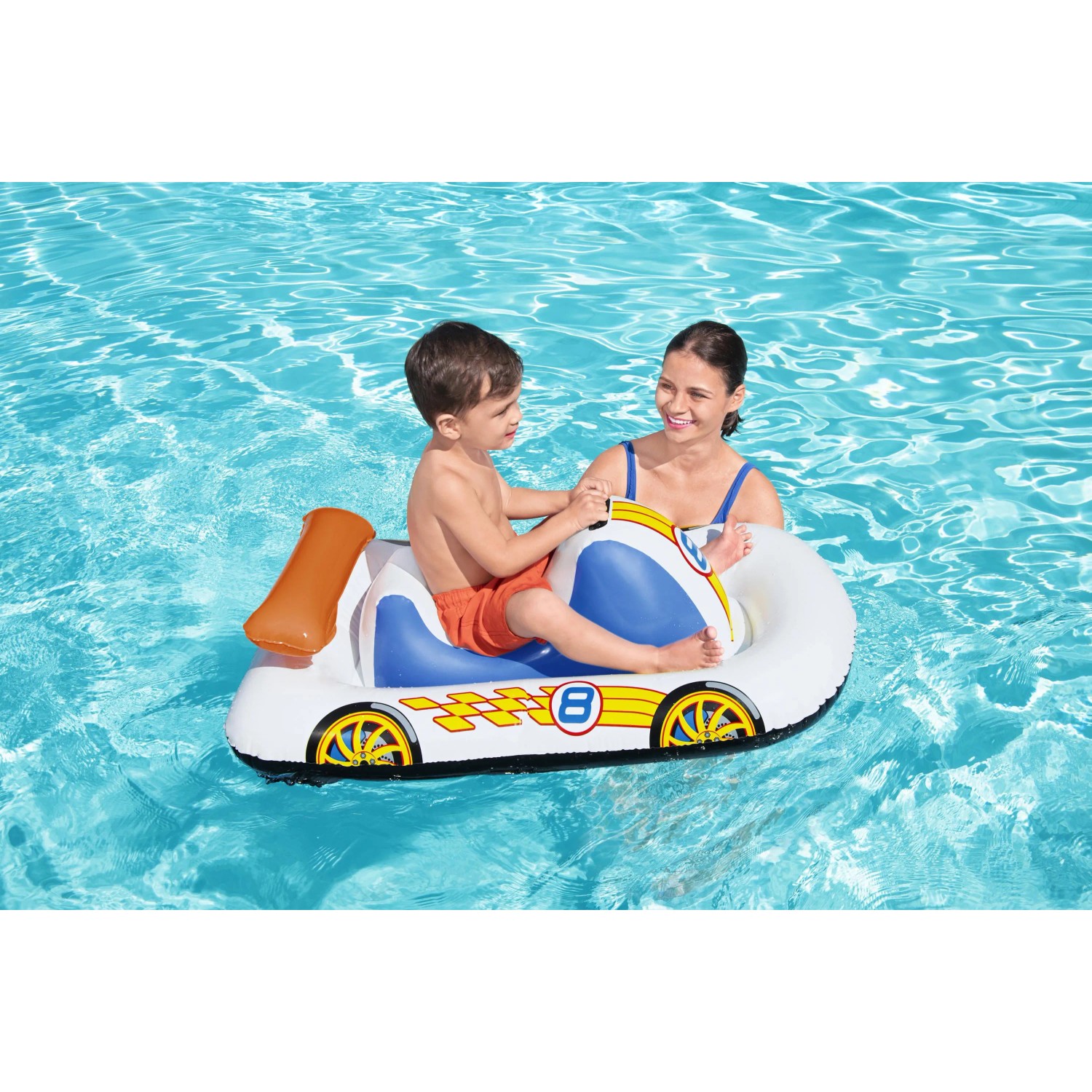 Bestway Poolschwimmer Rennauto mit Kind und Erwachsener im Wasser.