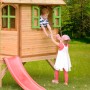 Axi Tom Spielhaus aus Holz mit roter Rutsche, Kinder spielen am Fenster.