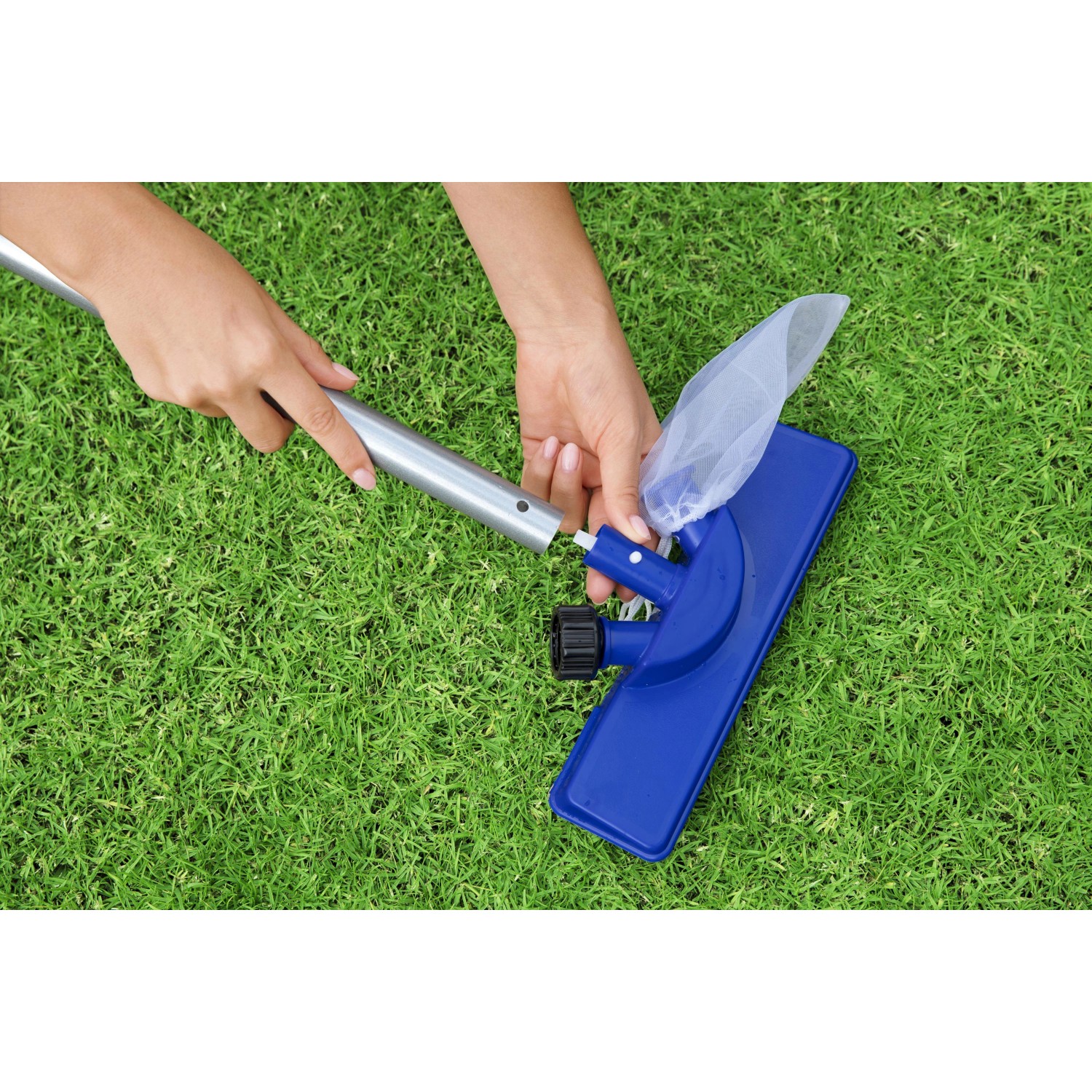 Bestway Reinigungsset für Pools mit Kescher und Sauger an Stiel auf Rasen.