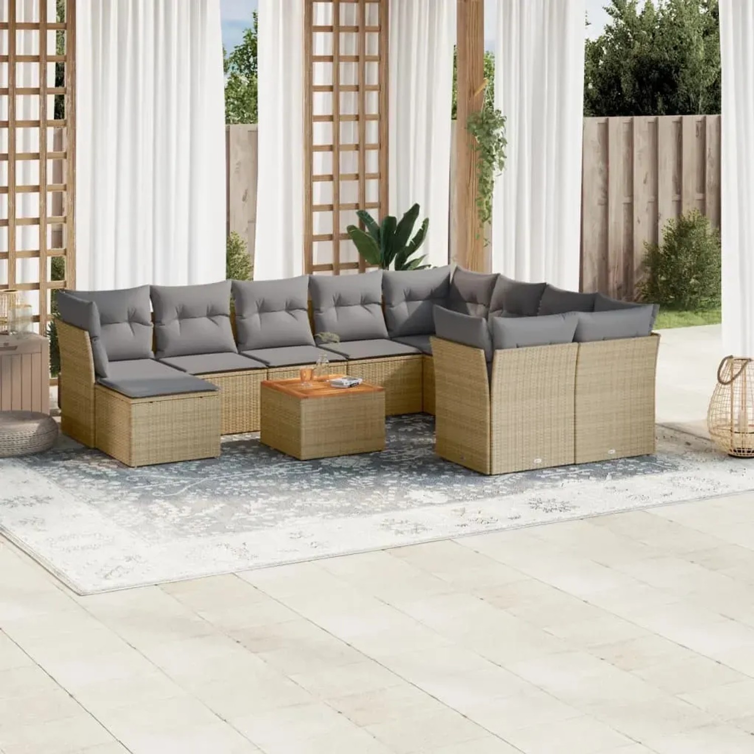 Beige Garten-Sofagarnitur (11-tlg) aus Poly Rattan mit hellgrauen Kissen und Tisch.