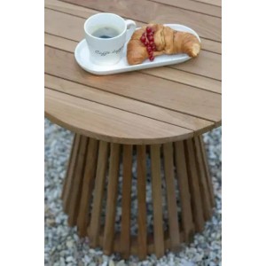 GarWoh Beistelltisch Bolton Teak mit Tasse Kaffee und Croissant auf runder Tischplatte.