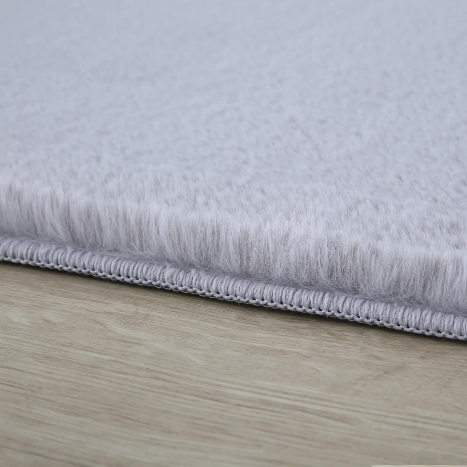Detailansicht: Ayyildiz Kurzflorteppich Pouffy 5100 in Silber, weicher Flor.