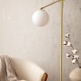 Beige-goldene Marburg Vliestapete in Betonoptik mit Glanz, passend zum modernen Wohnstil.