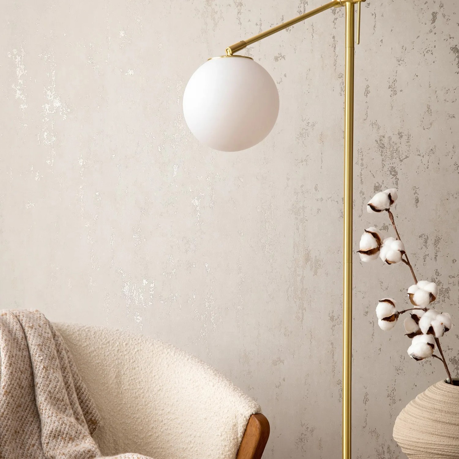 Beige-goldene Marburg Vliestapete in Betonoptik mit Glanz, passend zum modernen Wohnstil.