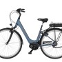 Fischer E-Bike Cita 2.0, 28 Zoll City-Fahrrad in Blau mit Gepäckträger und Mittelmotor.