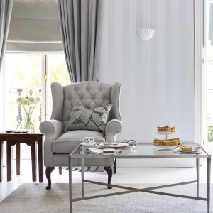Laura Ashley Vliestapete Lille Silver im Raum, mit dezenten Streifen und edlem Perlglanz.