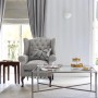 Laura Ashley Vliestapete Lille Silver im Raum, mit dezenten Streifen und edlem Perlglanz.