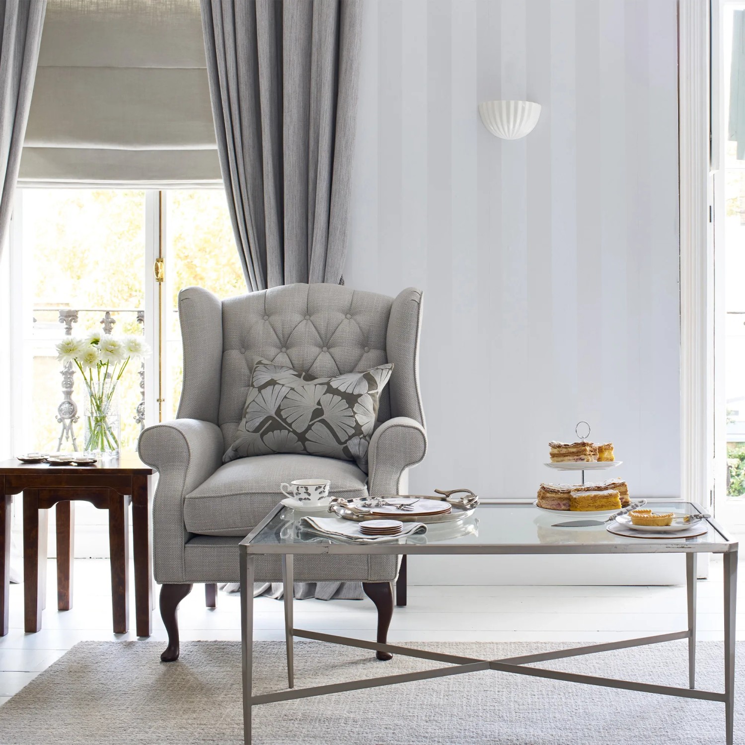 Laura Ashley Vliestapete Lille Silver im Raum, mit dezenten Streifen und edlem Perlglanz.