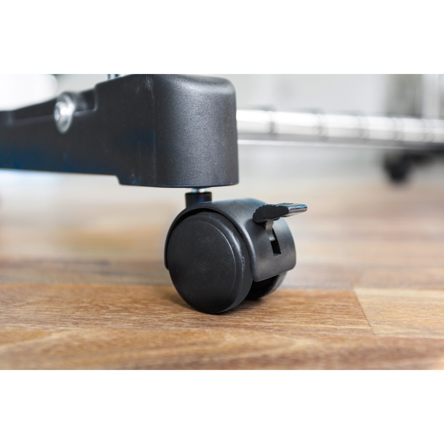 Detailaufnahme der schwarzen, feststellbaren Rolle der Rollgarderobe Duo.